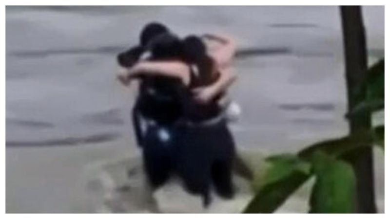 Momentul &icirc;n care trei tineri rom&acirc;ni s-au &icirc;mbățișat pentru a nu fi luați de ape. Ei făceau poze atunci c&acirc;nd i-a surprins viitura 