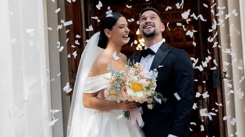 Primele imagini de la nunta de poveste a Oanei Moșneagu și a lui Vlad Gherman: &rdquo;S-a lăsat cu r&acirc;sete și voie bună&rdquo;