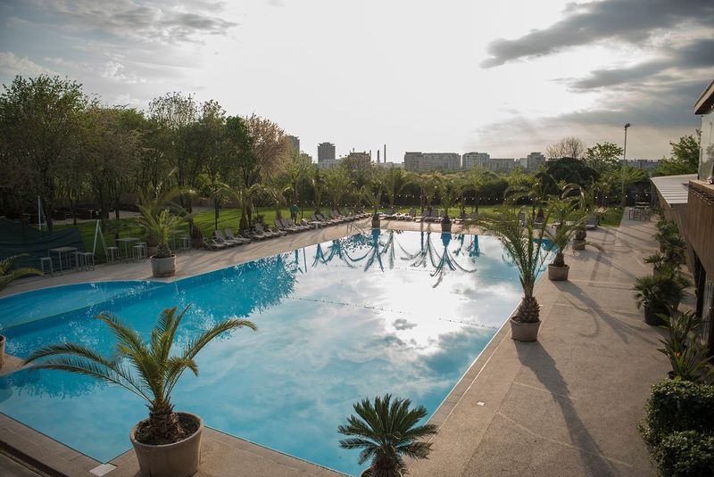  Cele mai bune piscine la care să mergi în această vară