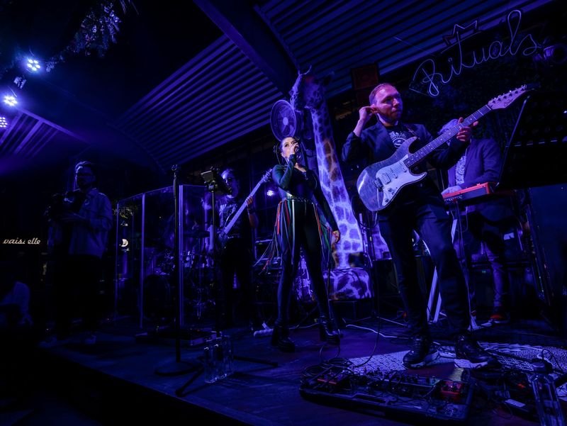 Eugenia Nicolae lansează primul său album, „Lume nouă”. 