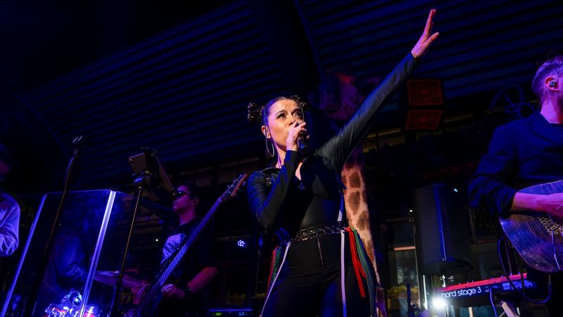 Eugenia Nicolae lansează primul său album, &bdquo;Lume nouă&rdquo;. Artista a sărbătorit momentul printr-un show de zile mari, alături de Sișu, Alexandra Ungureanu și alți invitați