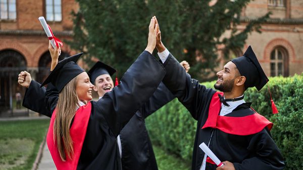 Ajutor financiar pentru absolvenții de liceu sau de facultate. Care este valoarea lui?