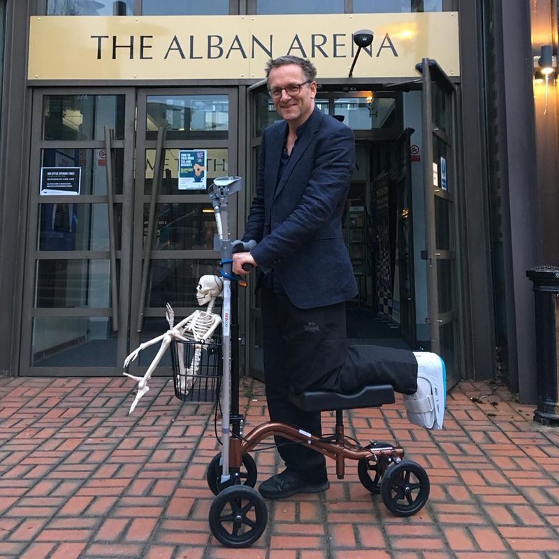 Cine este Michael Mosley, prezentatorul dispărut în Grecia? 