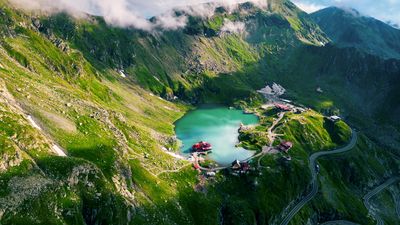 Se deschide traficul pe Transfăgărăşan! Drumarii cer şoferilor să circule cu atenţie și îi avertizează cu privire la prezenţa urşilor în zonă