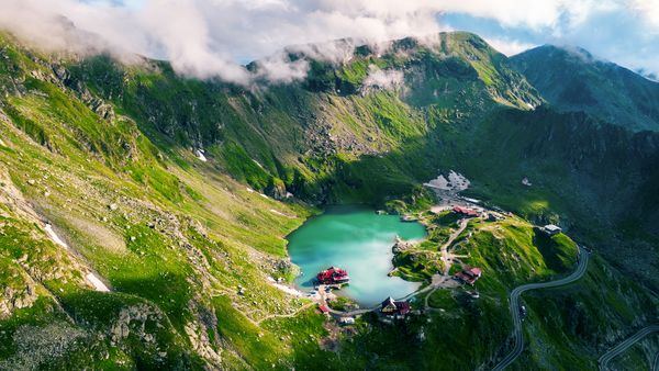 Se deschide traficul pe Transfăgărăşan! Drumarii cer şoferilor să circule cu atenţie și îi avertizează cu privire la prezenţa urşilor în zonă