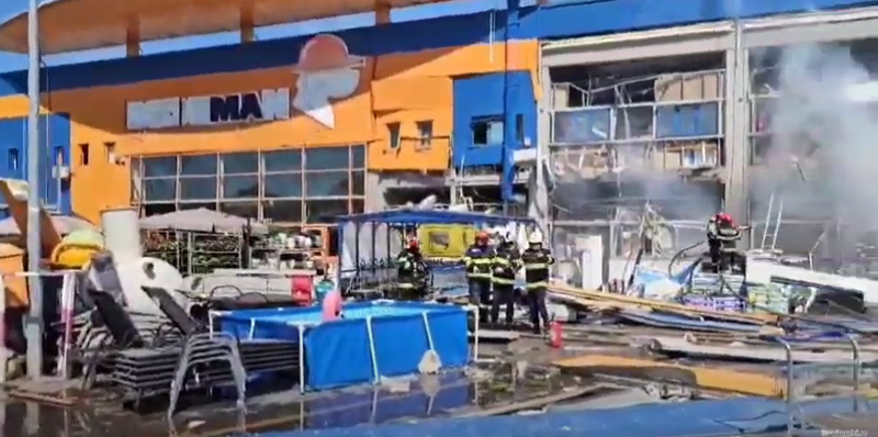 Explozie urmată de incendiu la un magazin de bricolaj