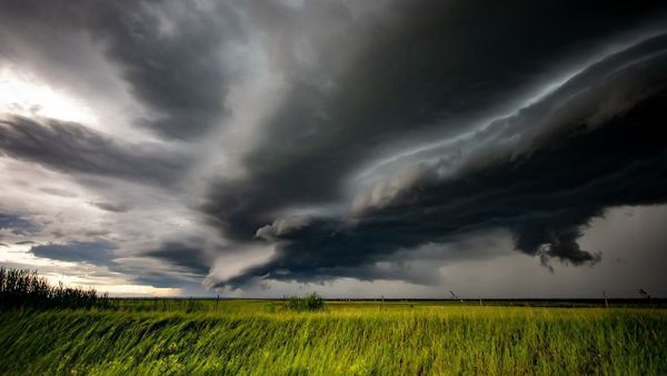 Cod galben de vreme rea: Meteorologii anunță ploi, intensificări ale v&acirc;ntului şi vijelii. Care sunt județele vizate?