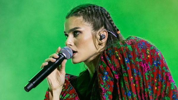 Theo Rose, criticată pentru felul în care se îmbracă la concerte: "Ești genială, cânți foarte bine, dar nu știu cine te îmbracă în halul ăsta"