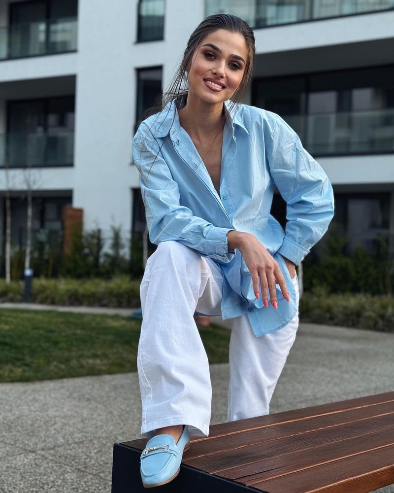 Theo Rose, ținta criticilor din cauza ținutelor purtate la concerte.