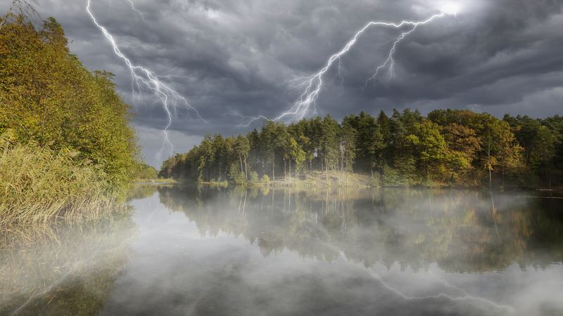 Cod galben de ploi, vijelii şi grindină &icirc;n mai multe județe! Care sunt zonele afectate de caniculă?