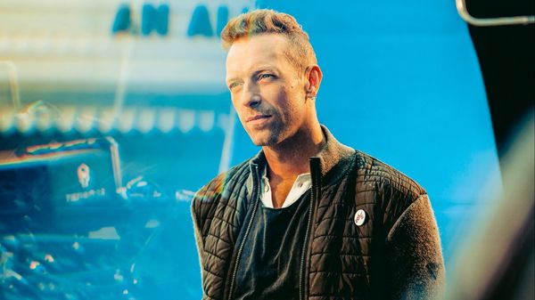 Chris Martin, dezamăgit de reacția rom&acirc;nilor: "Poate nu &icirc;nțelegeți ce fel de oameni aveți &icirc;n Rom&acirc;nia". Liderul formației Coldplay a explicat decizia de a-l invita pe Babasha să c&acirc;nte alături de ei 