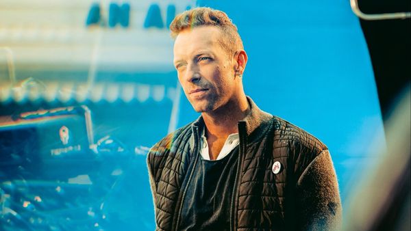 Chris Martin, dezamăgit de reacția românilor: "Poate nu înțelegeți ce fel de oameni aveți în România". Liderul formației Coldplay a explicat decizia de a-l invita pe Babasha să cânte alături de ei 