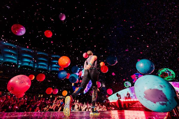 Chris Martin, lecţie de iubire la al doilea concert Coldplay de pe Arena Naţională! A invitat trei tineri pe scenă, &icirc;ntre care şi un supravieţuitor de la Colectiv