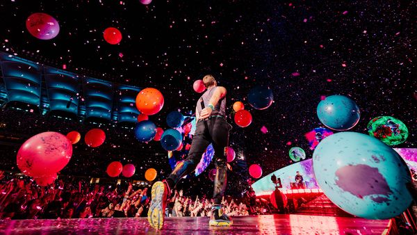 Chris Martin, lecţie de iubire la al doilea concert Coldplay de pe Arena Naţională! A invitat trei tineri pe scenă, între care şi un supravieţuitor de la Colectiv