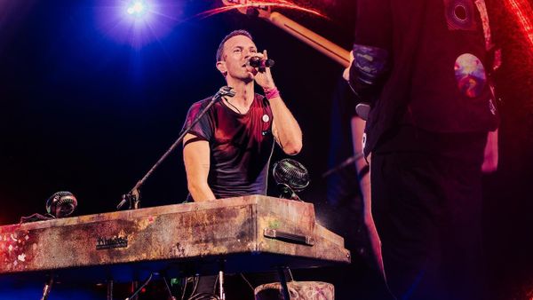Discursul ținut de Chris Martin, liderul formației Coldplay, în a doua seară de concert: "Călătorim în toată lumea și poate că nu înțelegem prin ce a trecut cultura voastră"