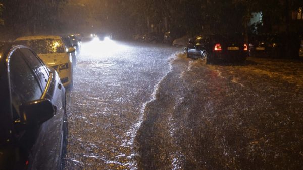 Imagini dezastrului din București! Furtuna a făcut prăpăd! Străzi inundate, mașini distruse, copaci și st&acirc;lpi dobor&acirc;ți