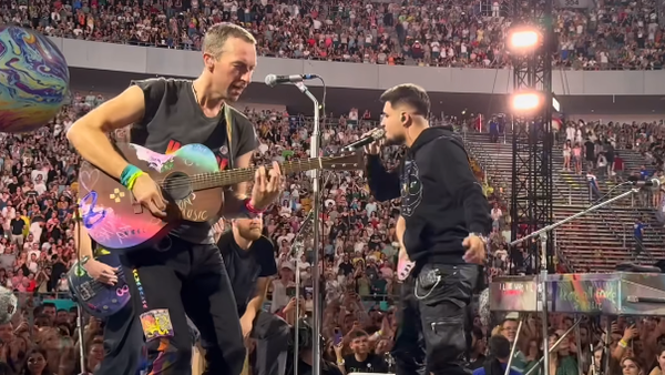 Momente memorabile pe Arena Națională. Membrii trupei Coldplay, gest inedit pentru Babasha, în a doua seară de concert - VIDEO