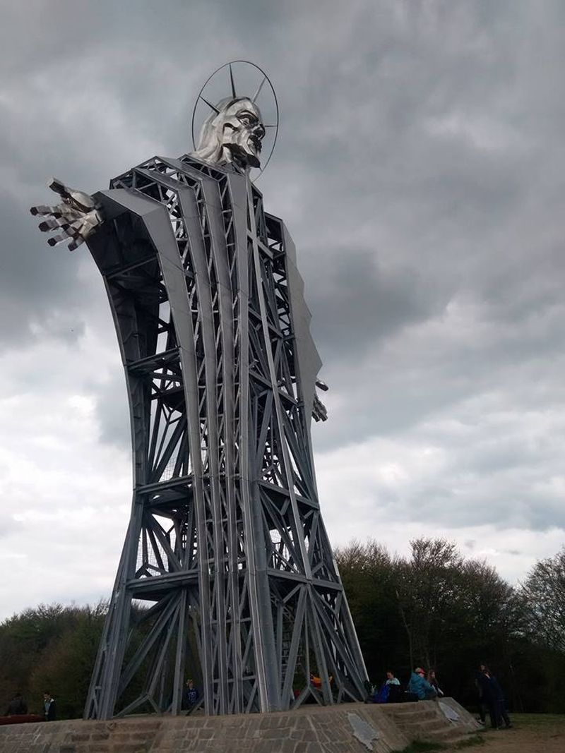 Inima lui Iisus, cea mai înaltă statuie din Europa de Est 