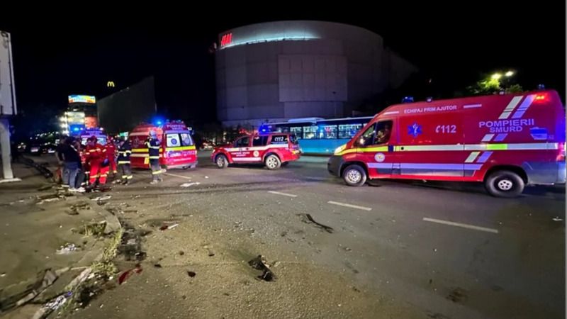 Accident &icirc;ngrozitor &icirc;n centrul Bucureștiului: 12 persoane rănite &icirc;n urma coleziunii dintre o mașină și un microbuz