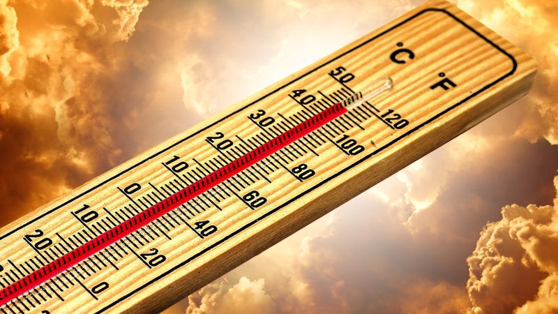 Temperaturi exteme lovesc Rom&acirc;nia! Meteorologii au emis cod galben de caniculă