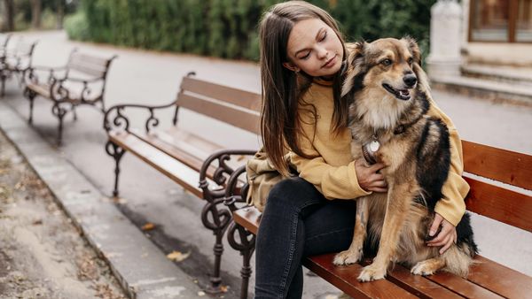 Jobul bănos de care tot mai mulți români s-au apucat! Cât câștigă o bonă de animale în România
