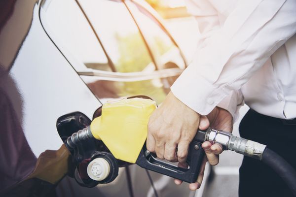 Benzina și motorina se scumpesc de la 1 iulie. C&acirc;t vor trebui să scoată șoferii din buzunare