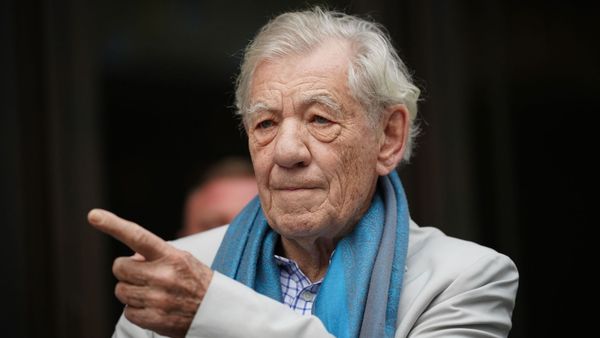 Sir Ian McKellen a căzut de pe scenă în timpul unui spectacol. Cum se simte acum actorul?