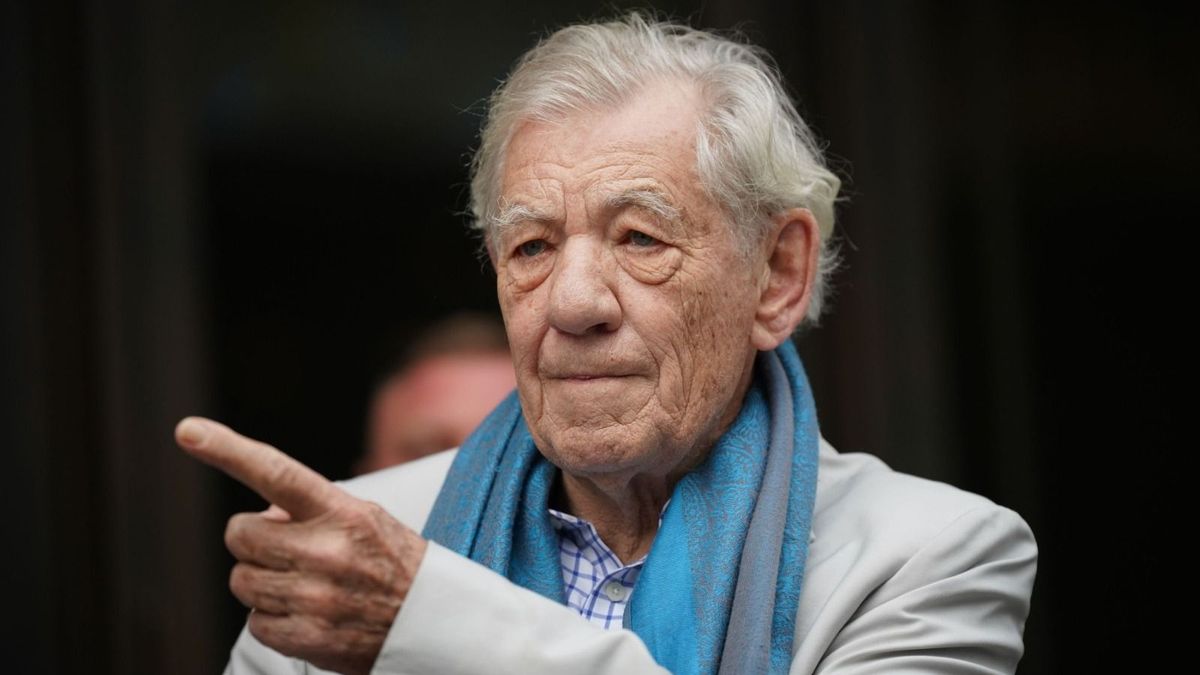 Sir Ian McKellen a căzut de pe scenă în timpul unui spectacol.