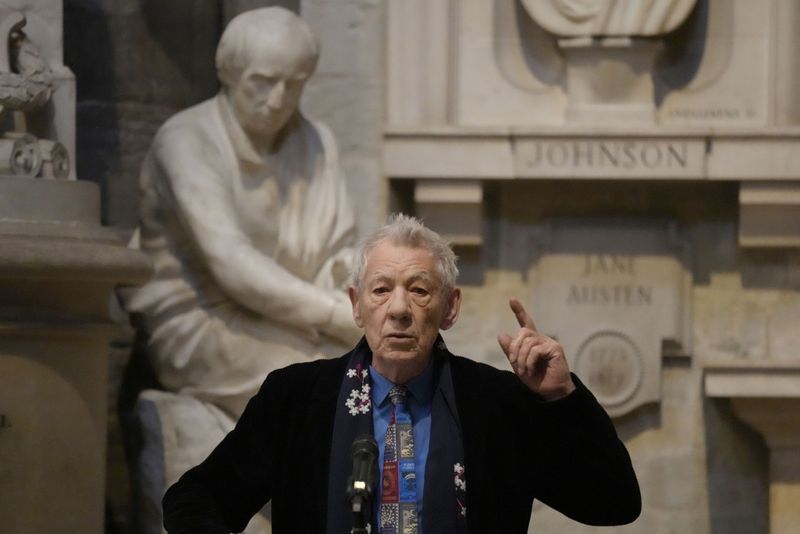 Sir Ian McKellen a fost transportat la spital după ce a căzut de pe scenă