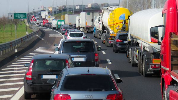 Canicula paralizează traficul! Restricții de circulație din cauza temperaturilor extreme. Ce vehicule sunt interzise pe șosele