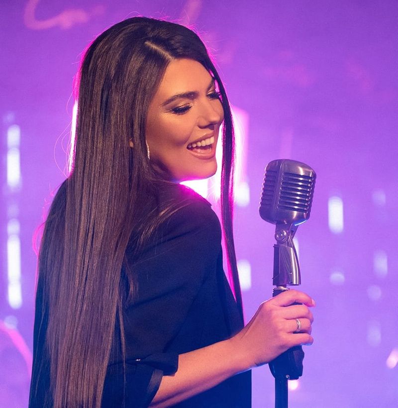 Cum se împarte Paula Seling între rolul de mamă și cel de artistă