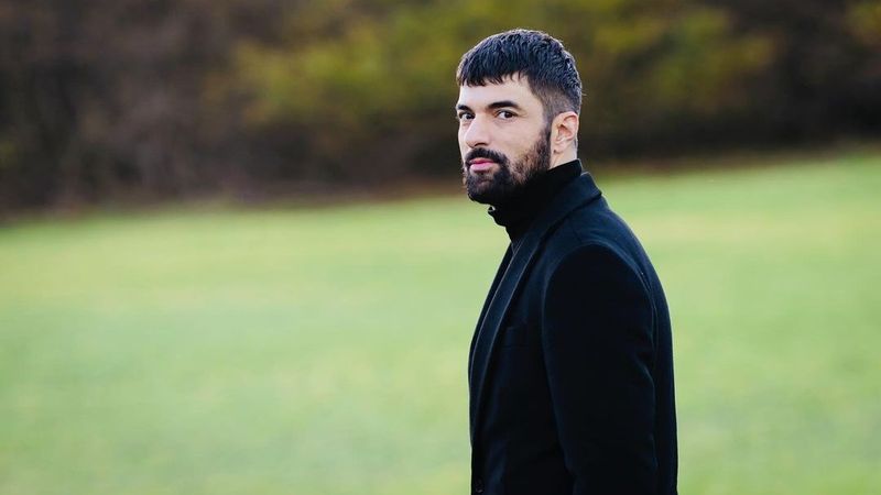 Engin Aky&uuml;rek, protagonistul serialului Fiica ambasadorului, i-a uimit pe producători cu talentul lui. Saner Ayar: "Cu el ar vrea să lucreze toată lumea"