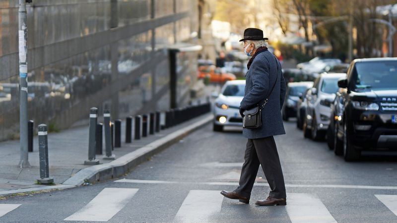 Amenzi mari pentru stropirea pietonilor 