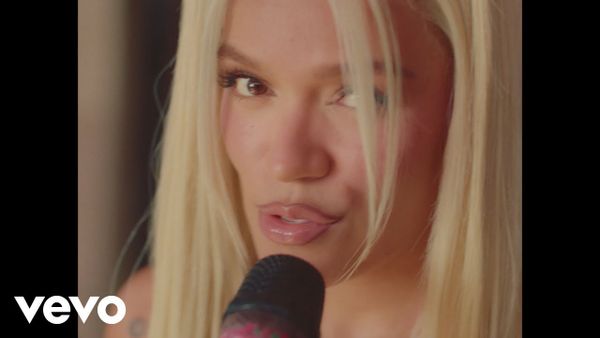 VIDEOCLIP: KAROL G - Si Antes Te Hubiera Conocido