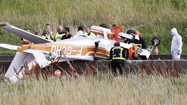 Un avion s-a prăbușit pe o autostradă: trei persoane au murit. Martorii povestesc momentele de groază