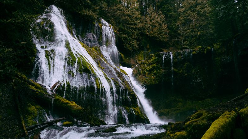 Cele mai spectaculoase cascade din Rom&acirc;nia