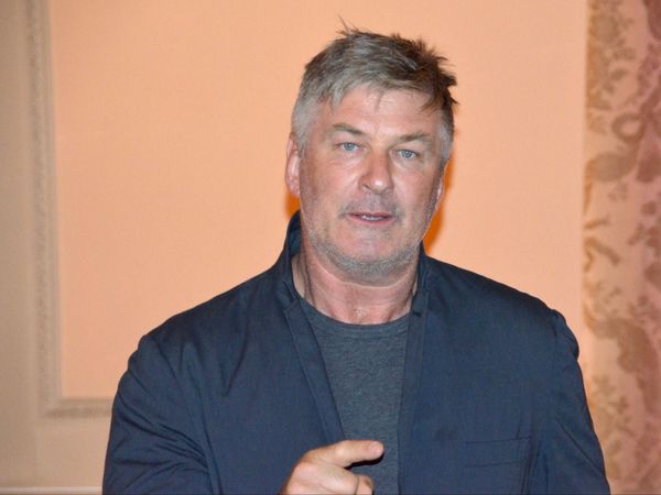 &Icirc;ncepe procesul lui Alec Baldwin! Judecătorul a decis că rolul de coproducător al actorului este irelevant &icirc;n cazul incidentului de pe platourile de filmare de la "Rust"