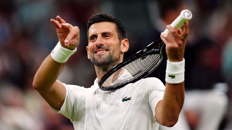 Cum a reacţionat Novak Djokovici după ce a fost huiduit de fanii adversarului la Wimbledon: "Nu mă puteţi atinge. Am jucat &icirc;n medii mult mai ostile. Sunt &icirc;n circuit de mai bine de 20 de ani. Ştiu toate trucurile"