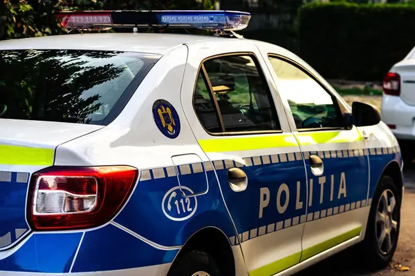 Un cunoscut interpret de muzică populară, acuzat de agresiune cu minori. Polițiștii, nevoiți să spargă ușa și să intre peste el &icirc;n casă