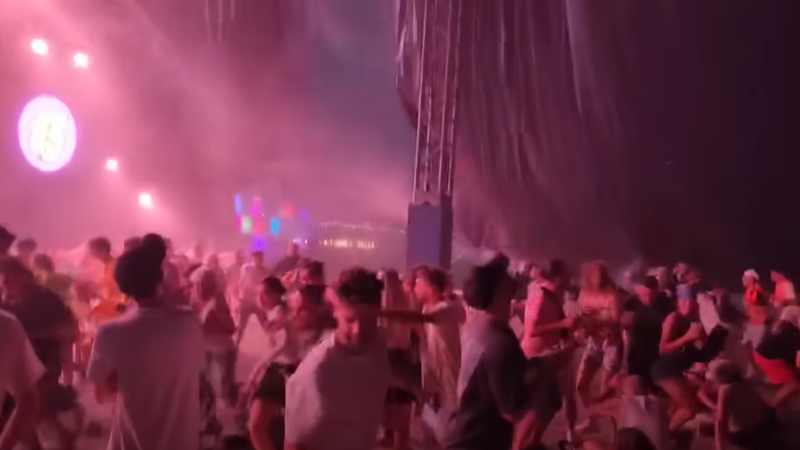 VIDEO. Un festival din Slovacia, marcat de un incident dramatic. O furtună puternică a provocat prăbușirea unui cort peste festivalieri