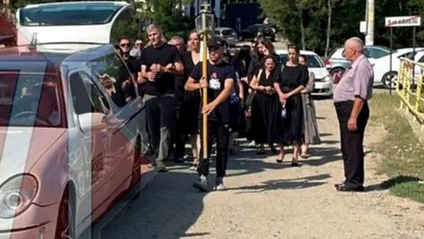 Lacrimi și multă durere la căpăt&acirc;iul tinerei de 19 ani ucise de urs &icirc;n Jepii Mici