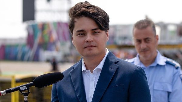 Cine este artistul care a fredonat versuri despre droguri la Beach, Please! 2024, deși Selly promovează o campanie antidrog