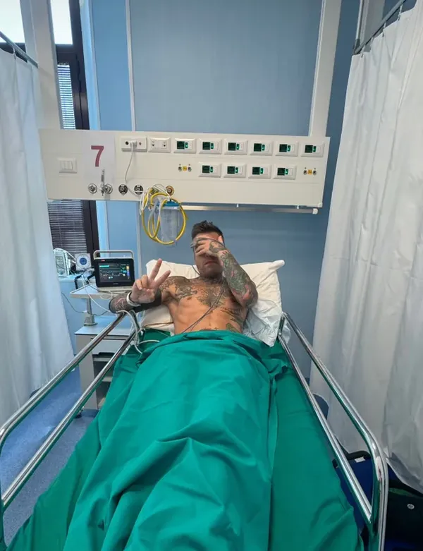 Fostul soț al Chiarei Ferragni, Fedez, din nou pe m&acirc;inile doctorilor. Primele declaraţii ale rapperului: "Pentru &icirc;ndepărtarea tumorii&nbsp;mi-au cusut organele"