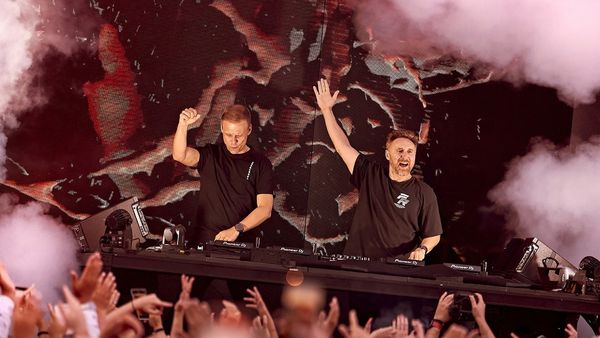 VIDEOCLIP: Armin van Buuren & David Guetta feat. Aldae - In The Dark