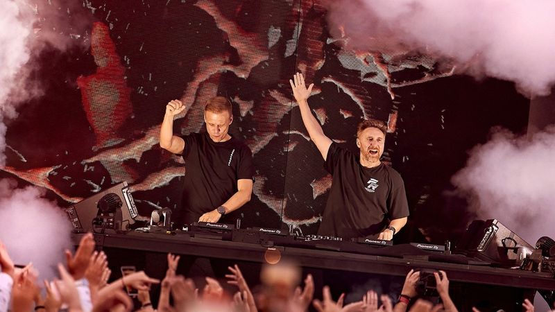 VIDEOCLIP: Armin van Buuren & David Guetta feat. Aldae - In The Dark
