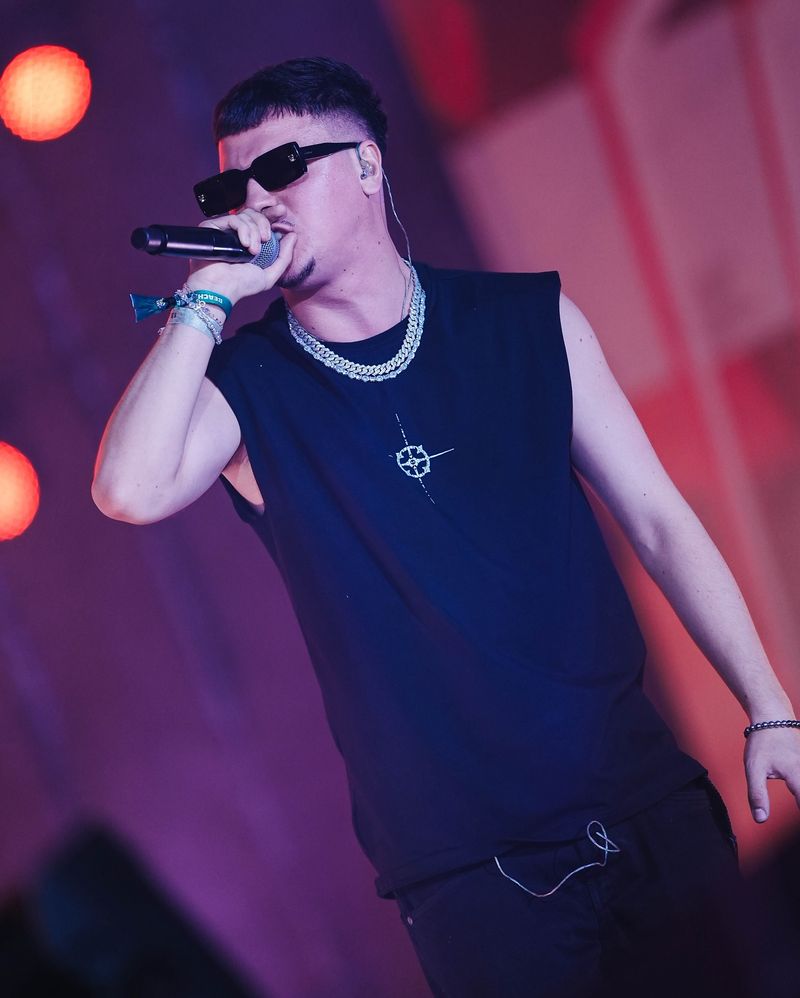 M.G. L dat jos de pe scena la Beach Please