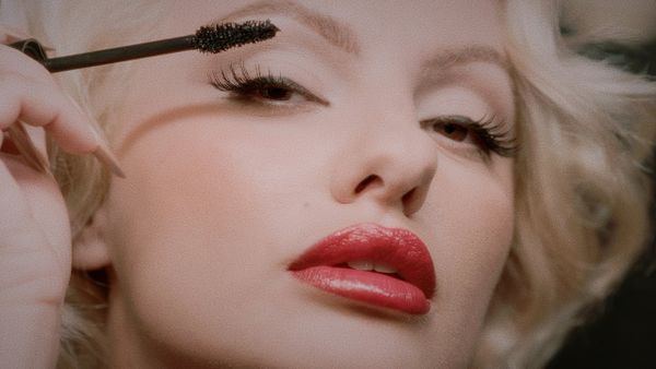 Alexandra Stan a lansat piesa "&Icirc;napoi". &Icirc;n noul videoclip, artista semănă cu Marilyn Monroe