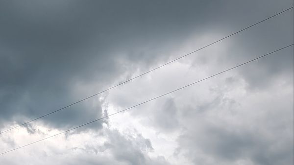 Schimbare de ultim moment &icirc;n prognoza meteo: vijelii devastatoare și ploi torențiale lovesc Capitala, cod roșu de caniculă &icirc;n toată țara!