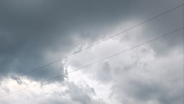 Schimbare de ultim moment în prognoza meteo: vijelii devastatoare și ploi torențiale lovesc Capitala, cod roșu de caniculă în toată țara!