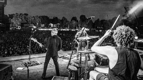 Queens of the Stone Age anulează Turneul European! Josh Homme necesită o operație de urgență. Cu ce probleme de sănătate se confruntă artistul